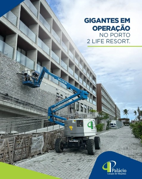 Gigantes em operação no porto 2 Live Resort